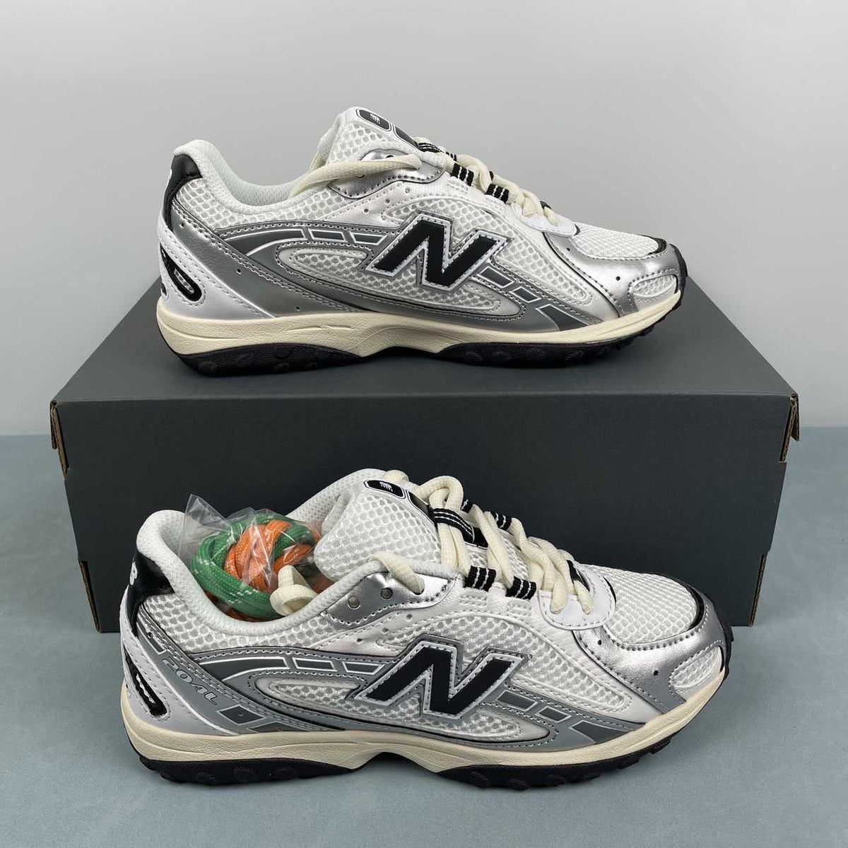 New Balance 204L - Silver Metallic/Black